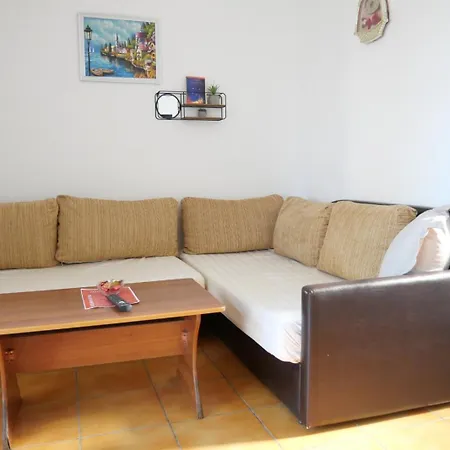 Dom wakacyjny Summer House -room For 5 People In 1st Floor - J Velipojë