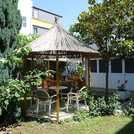 Summer House -room For 5 People In 1st Floor - J Velipojë