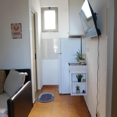Summer House -room For 5 People In 1st Floor - J Velipojë